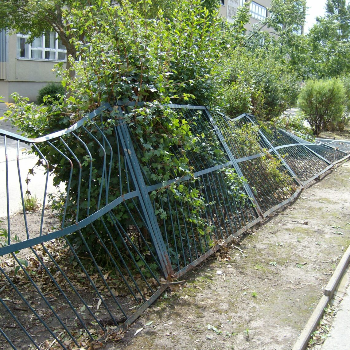 Zerstörter Zaun durch Sturm
